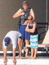 59岁比尔盖茨全家悠闲度假 开直升机返游艇(图)