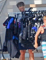 59岁比尔盖茨全家悠闲度假 开直升机返游艇(图)