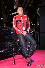 组图：张孝全新片将崭露 被叫肌肉男星害羞