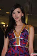 组图：林志玲深V露事业线 称40岁单身真怕了