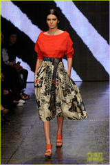 组图：卡戴珊家小妹豪放全裸 当红嫩模尺度大开