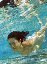 组图：NMB48成员泳池边湿身 玩制服诱惑露底裤