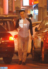 组图：朱丹周一围夜会逛街 甜蜜牵手似老夫老妻