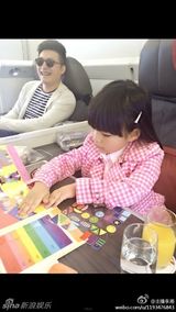 组图：王诗龄纽约登T台 小公主不改吃货本色