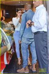 组图：卡戴珊外出露美背 与准老公甜蜜吃冰淇淋