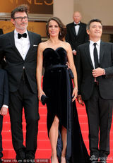 组图：竞赛片《搜寻》首映 夫妻档主创红毯恩爱