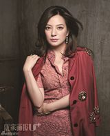 组图：赵薇登杂志封面 散发别样冷艳魅力