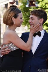 组图：《妈咪》导演多兰亮相再获女星献吻