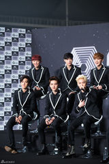 独家高清：EXO出道两年首开唱 11成员一夜长大