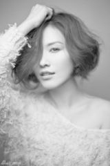 组图：徐洁儿黑白写真展慵懒素雅文艺范儿