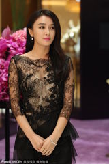 组图：秦岚着透视装捞金 胸前若隐若现