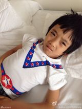 组图：“坑娃神爹”吴镇宇恶搞费曼赖床照