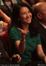 组图：章子怡出席活动与好友热聊 一秒变表情帝