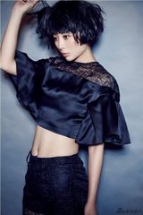 组图：殷桃全新写真冷艳灵动展健康性感