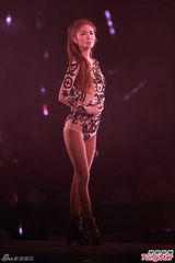 组图：薛凯琪个唱性感大秀事业线 笑言像梦境