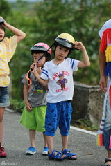 组图：爸爸2体验台湾风情 老爸萌娃变机车少年