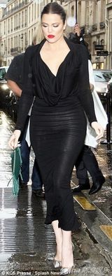 组图：卡戴珊精心打扮秀胸器 穿高开叉裙露大腿