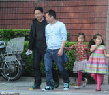 组图：马伊琍现身上海街头 独自逛街略显憔悴