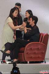 组图：李敏镐与粉丝互喂食 喜欢小鸟依人型女生