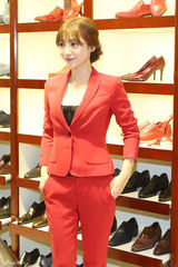 组图：柳岩低胸装扮御姐 与假想男友认真恋爱