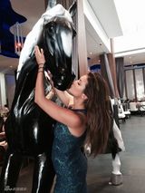 组图：《吸血鬼日记》妮娜中国行私照 美艳俏丽