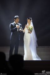 组图：周迅高圣远十指紧扣 交换戒指后深情一吻