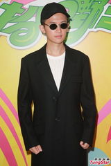 组图：TVB《扮嘢王》录影 王祖蓝薛家燕玩亲亲