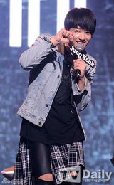 组图：防弹少年团开发布会 展现男性魅力