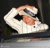 组图：港媒曝成龙与好友商谈照 满脸愁容