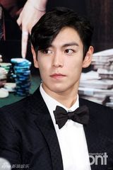 组图：崔胜贤Top宣传19禁新片与申世京谈笑