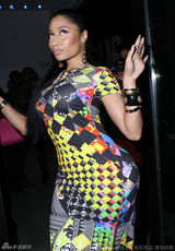 组图：麻辣鸡S曲线表情帝 珍妮花大嘴白裙美呆