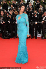 组图：沙拉瓦特蓝色蕾丝裙现身 大方秀美胸