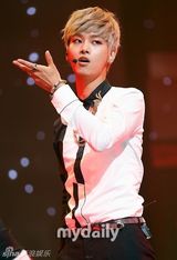 组图：《MCD》众星献唱 EXO11人献双曲舞台