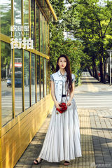 明星爱街拍：戚薇力挺晒搭配 灰色套裙时尚帅真