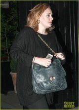 组图：阿黛尔深夜与男友同行 黑衣黑裤心情不错