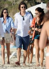 组图：奥兰多-布鲁姆携辣妹度假 狂扭小腰助兴