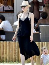 组图：格温史蒂芬妮携子度假 海滩解衣大方哺乳