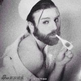 组图：节操碎一地！大胡子辣妹挤乳沟露大腿