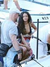 组图：蕾哈娜曝性感度假照 比基尼遮胸露八字奶