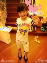 组图：森碟穿妈妈高跟鞋臭美 女汉子圆公主梦！