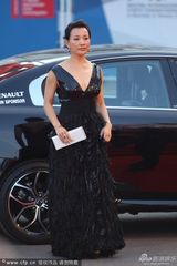 组图：威尼斯闭幕红毯 评委陈冲深V裙美艳