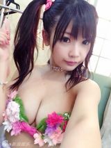 组图：日本少女自拍大赛 坦胸秀腿造型火辣