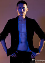 组图：林丹时尚写真秀壮硕肌肉霸气外露