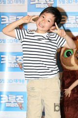 组图：金成柱携儿子出席《克鲁德一家》试映会