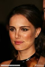 组图：波特曼助阵导演工会奖 黑裙优雅格外迷人