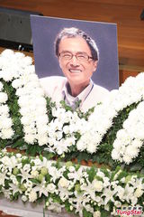 组图：台艺人徐风追思会 好友张菲余天现身致意