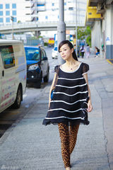 组图：张静初香江唯美街拍 化身繁华都市黑天鹅