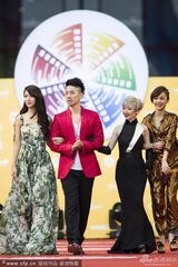 组图：《闺蜜》双娇薛凯琪陈意涵拥吴建豪