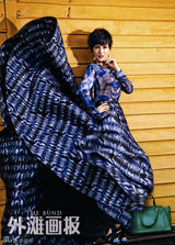 组图：陆毅鲍蕾海边秀甜蜜 相信爱情始终如一