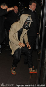 组图：比伯戴毒气罩天雷滚滚 赤膊搞怪火拼Gaga